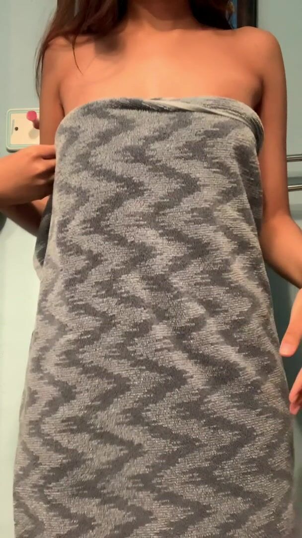 Hey papí, wanna see what's under my towel?