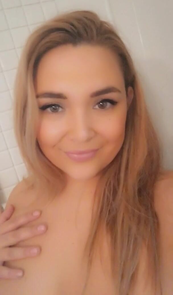 Latina milfs don’t like to shower alone ???? Want to come join me?