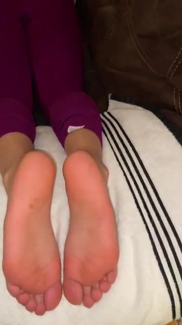 Blasting on these petite Latina soles ????????